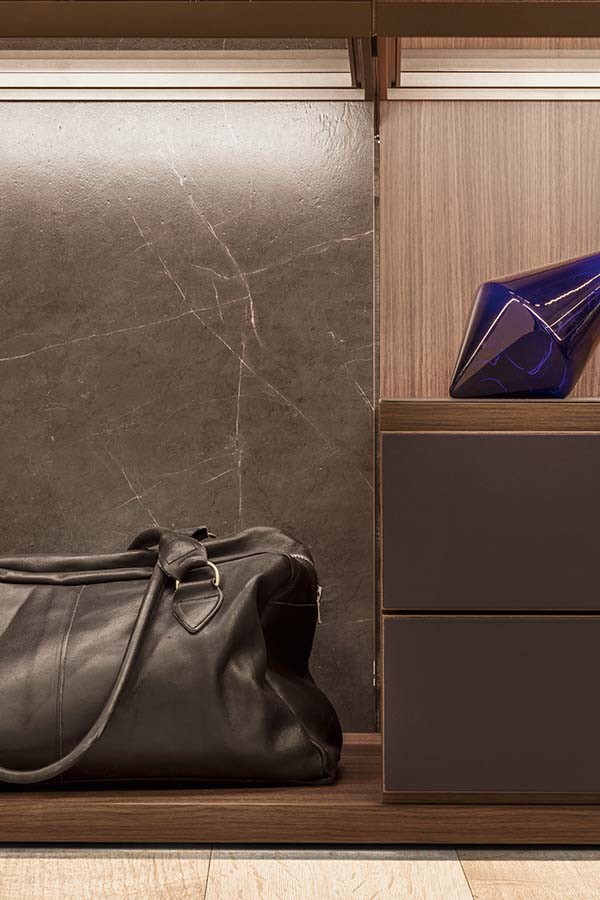 Anteprima-backpanel-marble-walk-in-closet-PIANCA