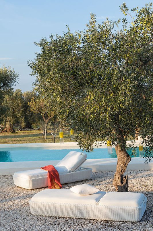 sun-lounger-agora-tropical-brown-ecru-white-cushion_madeindesign_339073_product800